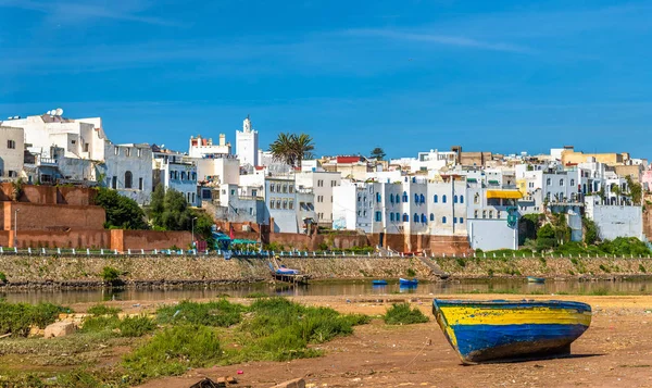 Vissersboot op de oever van een rivier in Azammour, Marokko — Stockfoto