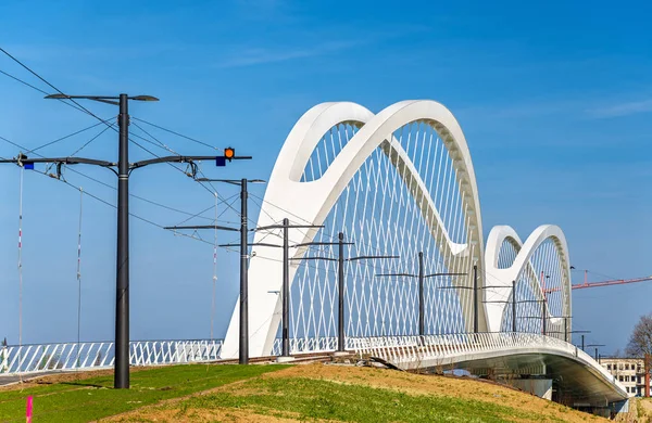 Nueva línea de tranvía Estrasburgo - Kehl conecta Francia y Alemania . —  Fotos de Stock