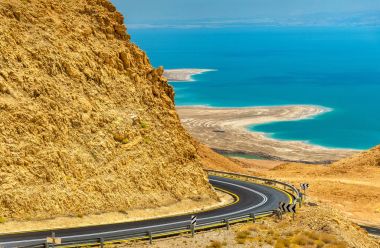 Dead Sea - İsrail yakınındaki Judaean çölde yol