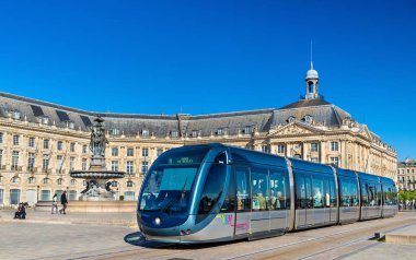 Alstom Citadis 302 tramvay Place de la Bourse istasyonu Bordeaux, Fransa. Çizgi ve 116 istasyonları 66 km Bordeaux tramvay sistemi vardır