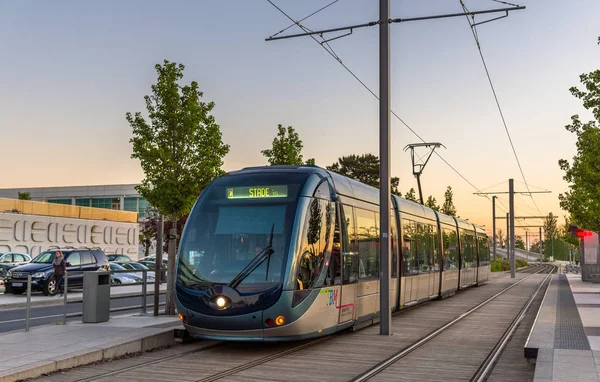 Tramvai Alstom Citadis 302 la stația Palais des Congres din Bordeaux, Franța. Sistemul de tramvai Bordeaux are 66 km de linii și 116 stații — Fotografie, imagine de stoc