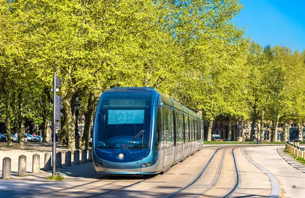 Straßenbahn auf dem Platz der Quinconces in Bordeaux, Frankreich — Stockfoto