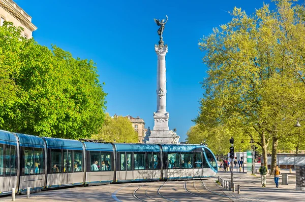 Tranvía cerca del Monument aux Girondins en Burdeos, Francia — Foto de Stock