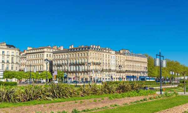 Здания и сад на набережной Людовика XVIII в историческом центре Бордо, Франция — стоковое фото