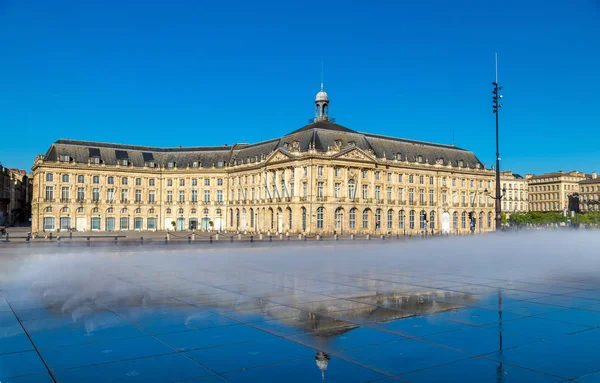 Su ayna çeşme ve Palais de la Bourse Bordeaux, Fransa — Stok fotoğraf