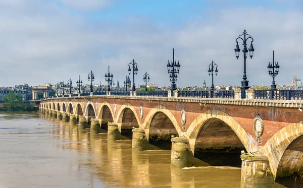 Pont de pierre, Bordeaux, Fransa eski bir köprü — Stok fotoğraf