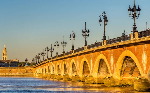 Pont de pierre, eine alte Brücke in Bordeaux, Frankreich — Stockfoto