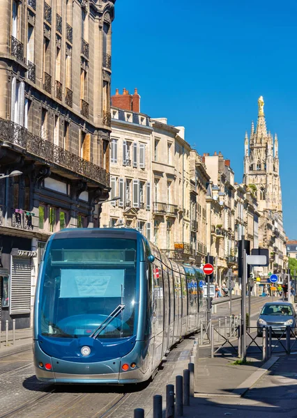 在法国的波尔多地区，康巴斯德街城市电车 — 图库照片