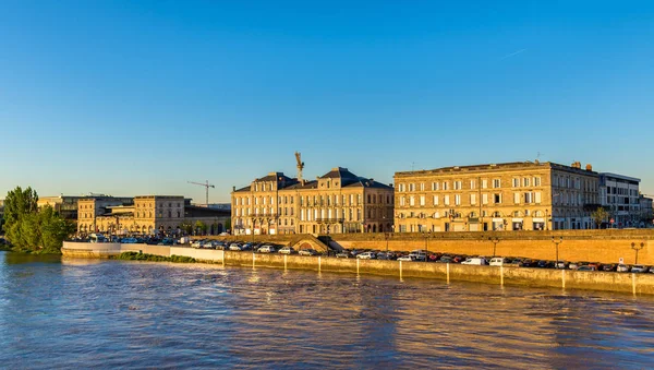 Byggnader vid floden Garonne i Bordeaux, Frankrike — Stockfoto