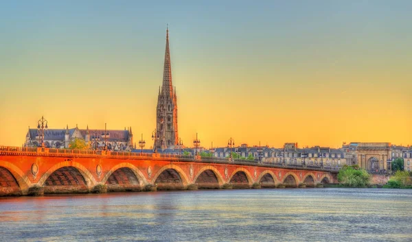 Pont de Pierre brug en Saint Michel Basilica in Bordeaux, Frankrijk — Stockfoto