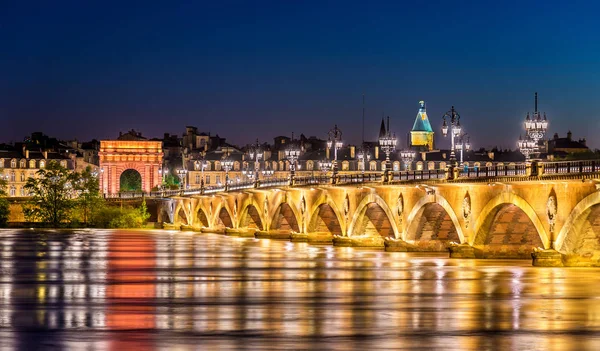 Pont de Pierre bridge and Porte de Bourgogne Gate in Bordeaux, France — Stok fotoğraf