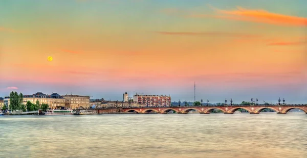 Τον Ποταμό Garonne με τη γέφυρα Pont de Pierre και το φεγγάρι σε Μπορντό, Γαλλία — Φωτογραφία Αρχείου