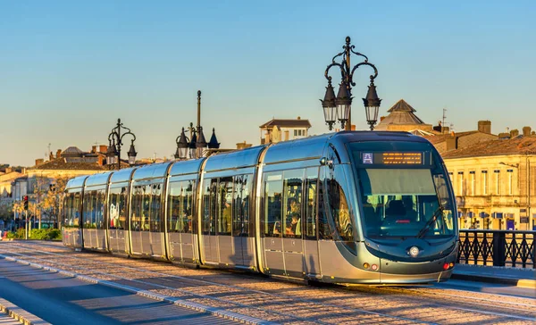 Straßenbahn auf der Brücke Pont de Pierre in Bordeaux, Frankreich — Stockfoto