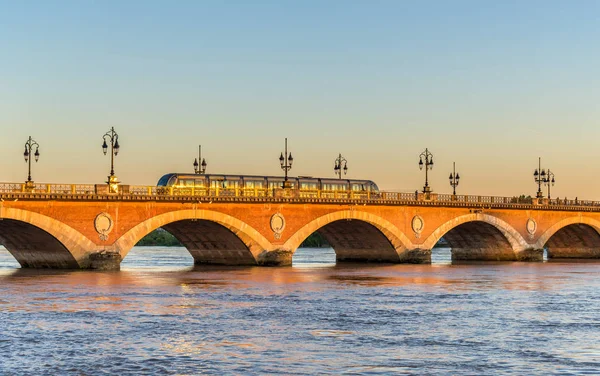 Stadens spårvagn på Pont de Pierre bron i Bordeaux, Frankrike — Stockfoto