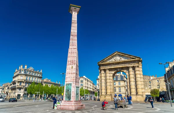 Obelisk and Aquitaine Gate on Place de la Victoire in Bordeaux, France — Stock Photo, Image