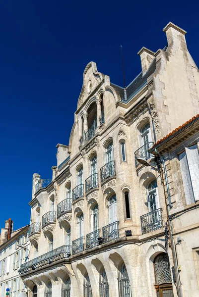 Edifícios históricos em Angouleme, Francia — Fotografia de Stock