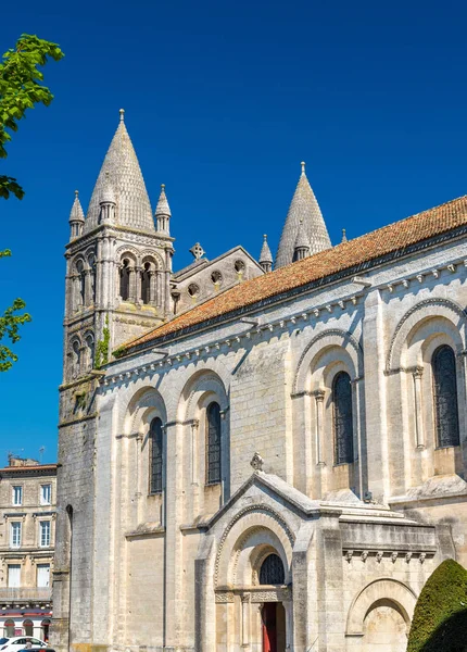 Catedral de San Pedro de Angouleme construida en estilo románico - Francia, Charente — Foto de Stock