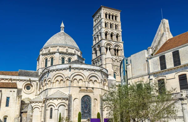 Cattedrale di San Pietro di Angouleme costruita in stile romanico - Francia, Charente — Foto Stock