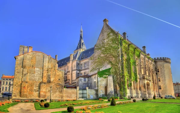 Ratusz w Angouleme, starożytny zamek - Francja — Zdjęcie stockowe