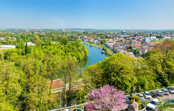 Der Fluss Charente bei Angouleme, Frankreich — Stockfoto