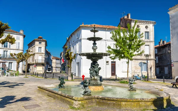 Fuente en Place du Minage en Angouleme, Francia — Foto de Stock