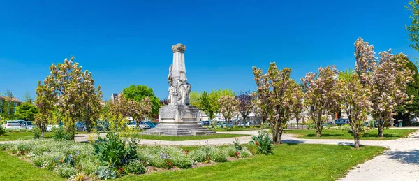 Monumento a Edouard Martell en Cognac, Francia — Foto de Stock