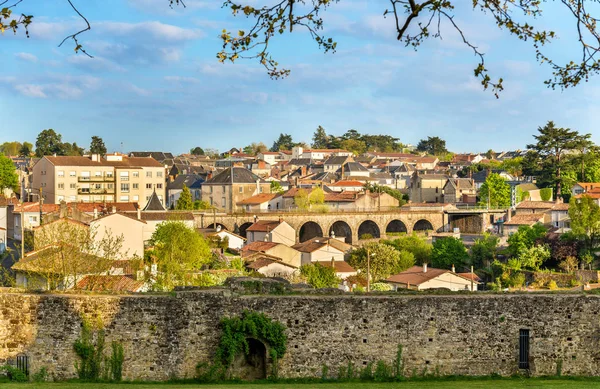 Uitzicht op Bressuire stad van het kasteel - Frankrijk — Stockfoto