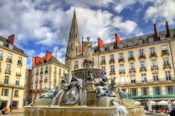 ナント、フランスの高貴な場所の噴水 — ストック写真