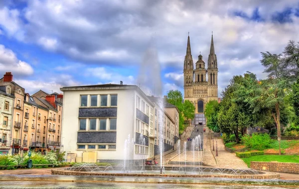 Fontein en de kathedraal van Saint Maurice van Angers in Frankrijk — Stockfoto