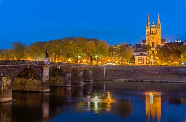 Nattvisning av Angers med Verdun bro och Saint Maurice katedral - Frankrike — Stockfoto