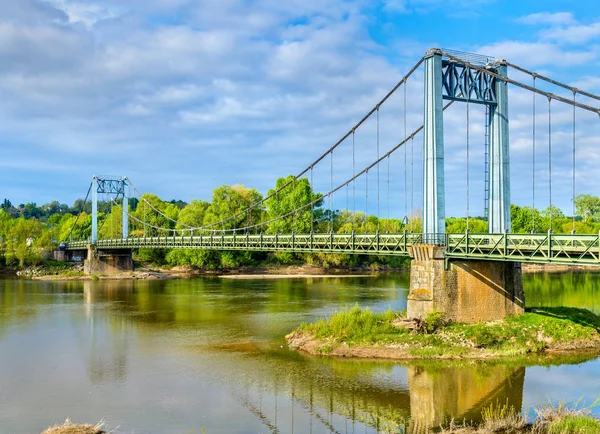 Híd a Loire-on Gennes, Franciaország — Stock Fotó
