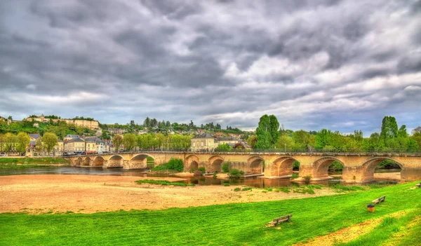 Pont de Chinon, een brug over de Vienne in Chinon, Frankrijk — Stockfoto