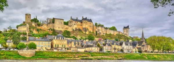 Chinon slott ovanför floden Vienne i Frankrike — Stockfoto