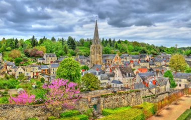 St. Jean Baptiste Kilisesi ile Langeais şehir görünümünü. Fransa, Loire Valley