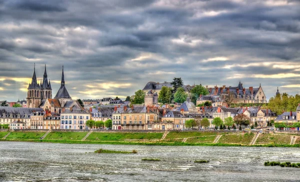 Blick auf die Altstadt von Blois und die Loire - Frankreich — Stockfoto