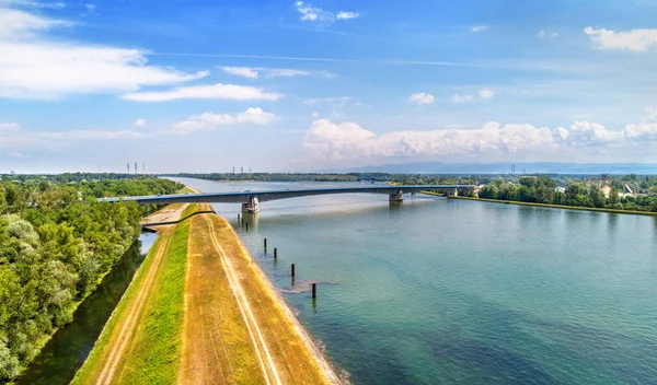 フランスとドイツ間のライン上のピエール pflimlin 高速道路橋します。 — ストック写真