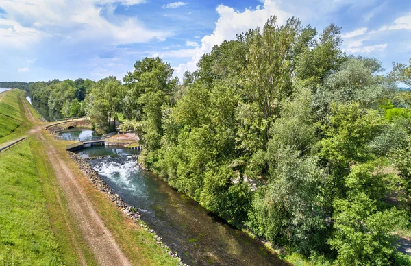 Pequeno canal ao longo do Reno em Bas-Rhin, França — Fotografia de Stock