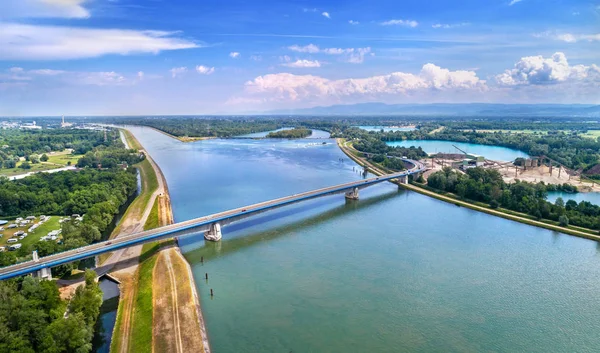 Puente de la autopista Pierre Pflimlin sobre el Rin entre Francia y Alemania — Foto de Stock
