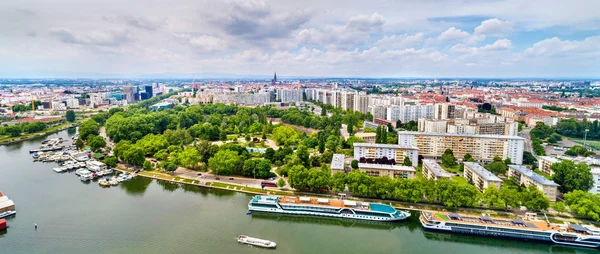 Strazburg kent merkezi ile bir nehir - Fransa Hava Panoraması — Stok fotoğraf