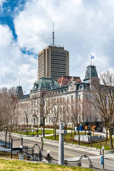 La Cruz del Sacrificio y el edificio del Parlamento en la ciudad de Quebec, Canadá — Foto de Stock