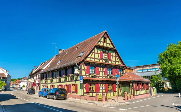 Traditioneel vakwerk huis in Plobsheim in de buurt van Straatsburg, Frankrijk — Stockfoto