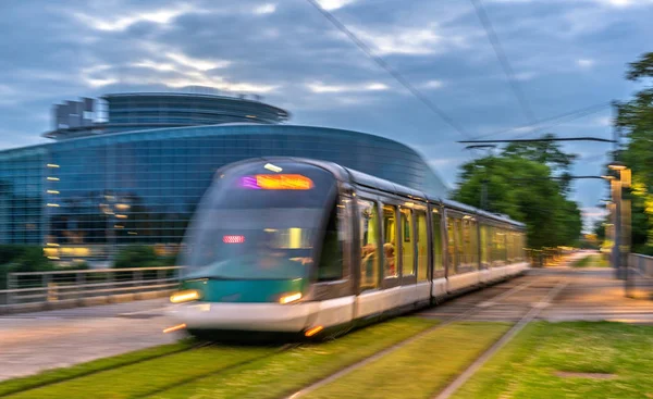 Tranvía urbano que pasa cerca del Parlamento Europeo en Estrasburgo, Francia — Foto de Stock