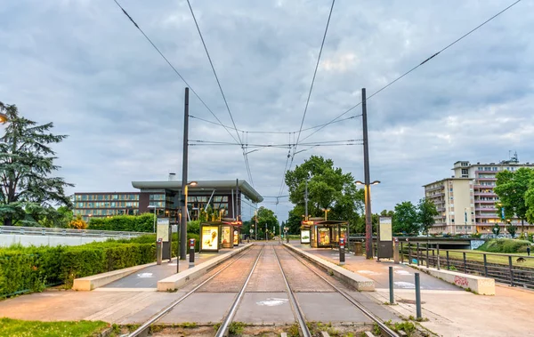 Станция трамвая Droits de lHomme в Европейском районе Страсбурга, Франция — стоковое фото