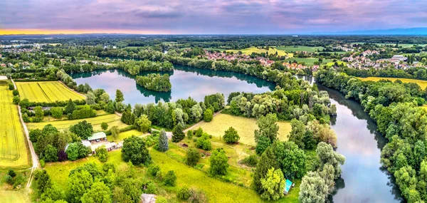 Il fiume Ill e un lago artificiale nel nord di Strasburgo - Grand Est, Francia — Foto Stock