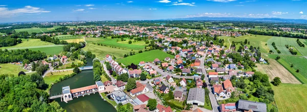 Eschau，法国斯特拉斯堡-盛大 Est，附近的一个村庄的空中全景 — 图库照片