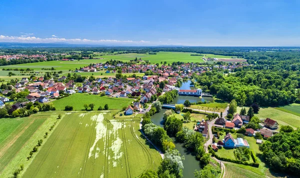 Eschau，法国斯特拉斯堡-盛大 Est，附近的一个村庄的空中全景 — 图库照片