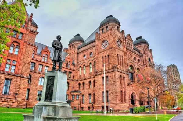 Sir Oliver Mowat statua w Budynek Parlamentu Ontario w Toronto, Kanada — Zdjęcie stockowe