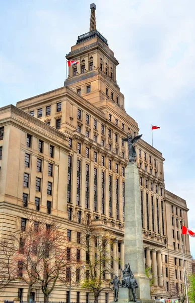 El edificio Canada Life y el Monumento a la Guerra de Sudáfrica en University Avenue en Toronto, Canadá —  Fotos de Stock