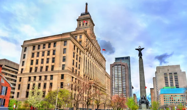 El edificio Canada Life y el Monumento a la Guerra de Sudáfrica en University Avenue en Toronto, Canadá — Foto de Stock