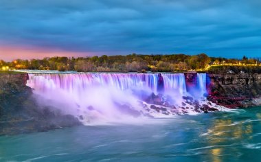American Falls ve gelin Veil Falls, Niagara Şelalesi ' Kanada'dan görüldüğü gibi